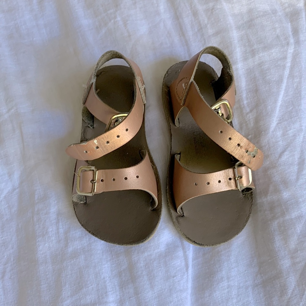 Saltwater sandals, rose gold